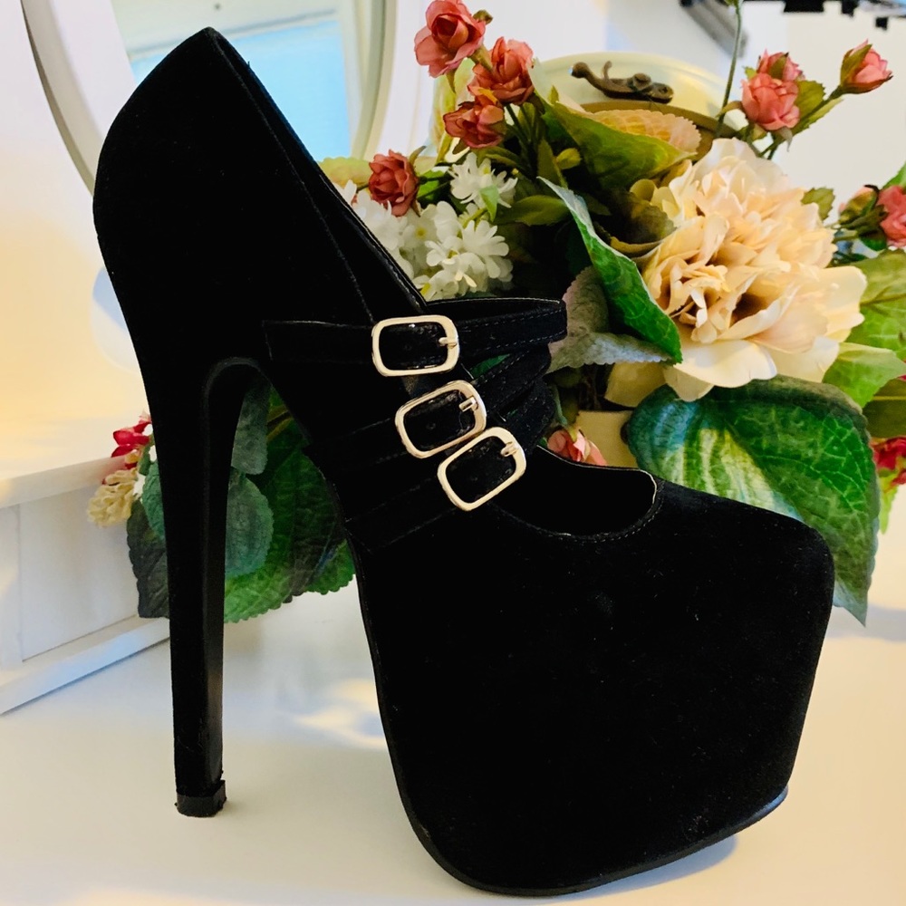 Black High Heels 👠